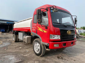 城市動脈 南京流動加油車與水泥車，服務與建設并行