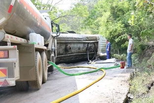 富寧油罐車側(cè)翻事故引發(fā)油料泄漏，緊急處置中